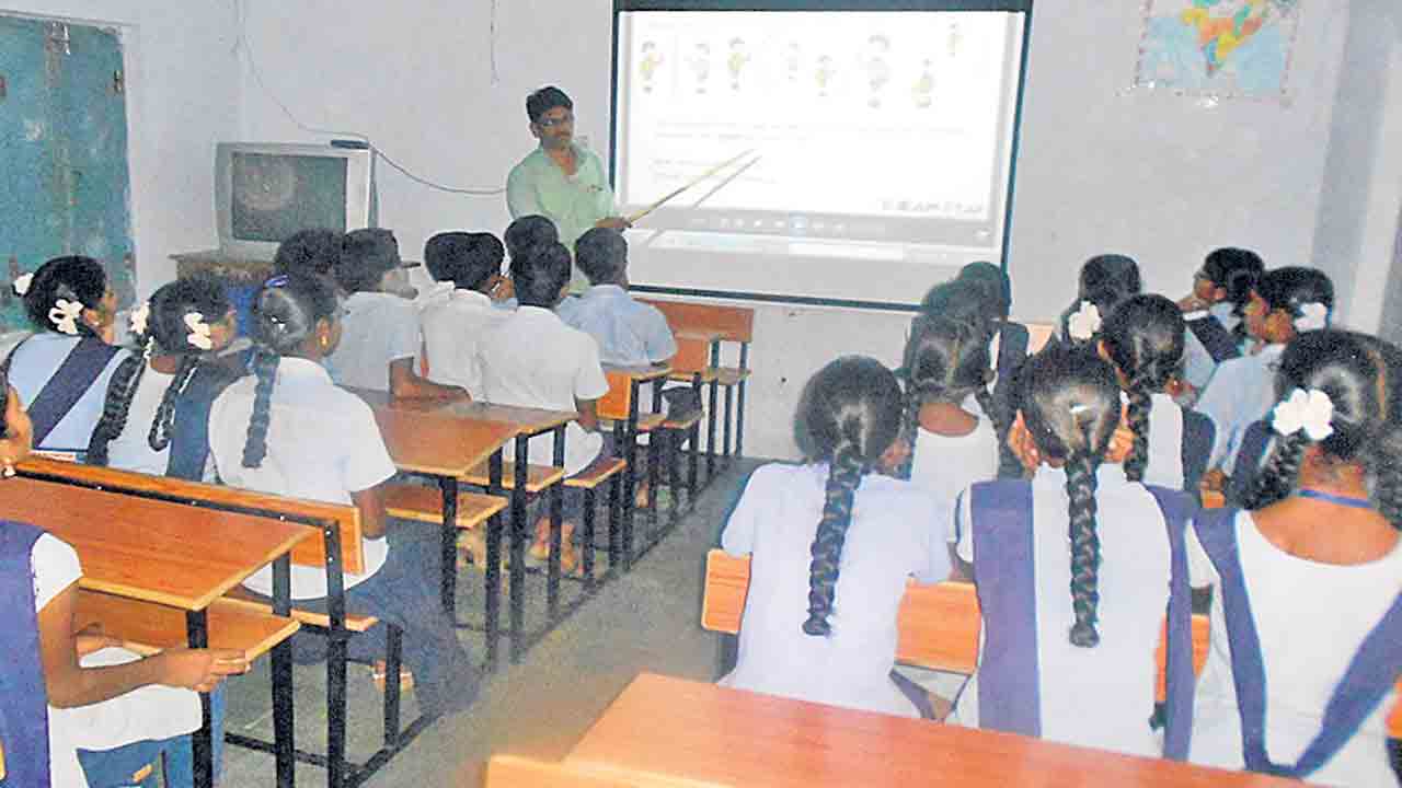 90 స్కూళ్లలో ‘స్మార్ట్’ క్లాసులు