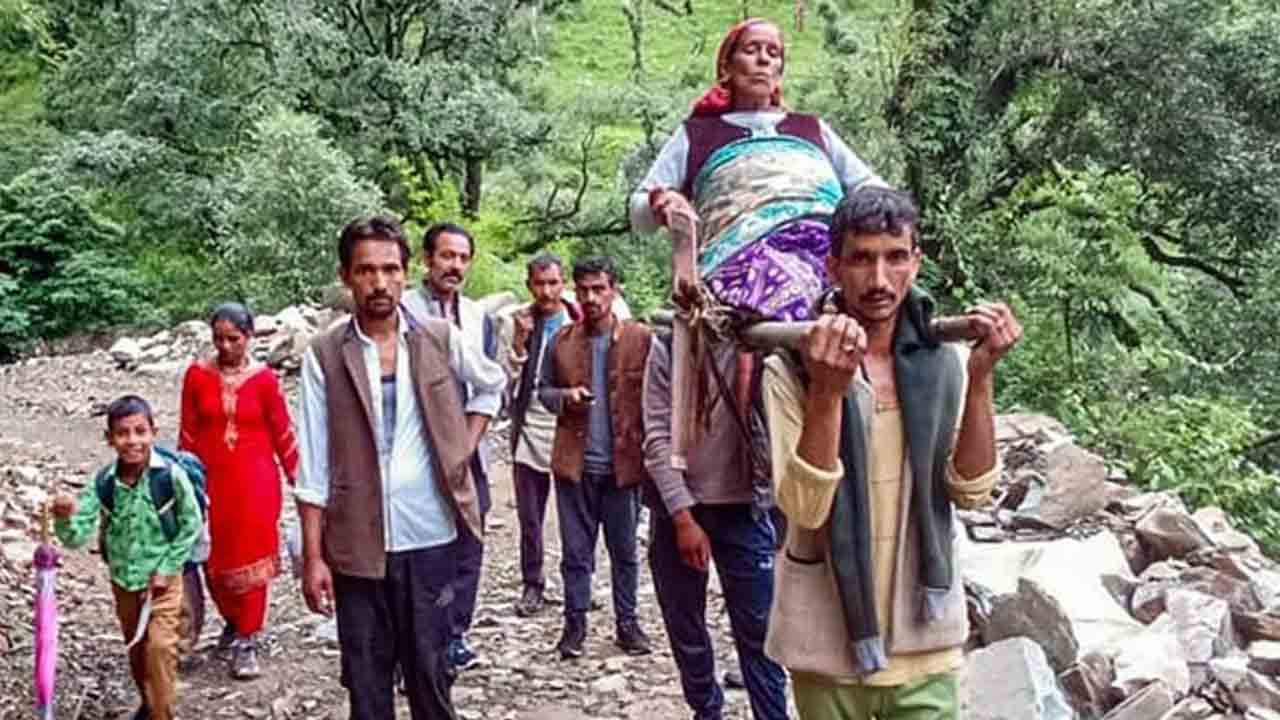 వైద్యం కోసం 12 కిలోమీటర్లు మోసుకెళ్లి..