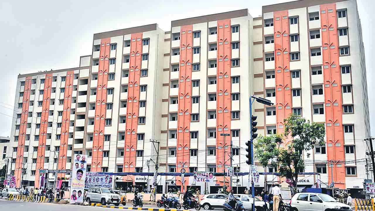 జోరుగా డబుల్‌ ఇండ్ల పంపిణీ