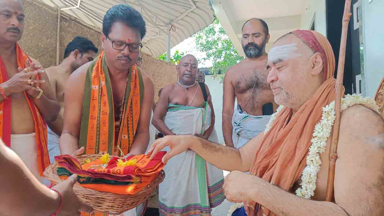 Srisailam | విజయేంద్ర సరస్వతి మహాస్వామికి వస్త్ర సమర్పణ