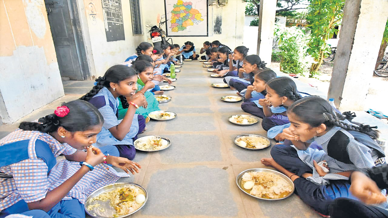 మాంసం,గుడ్లు వద్దంట.. స్కూళ్ల మెనూను మార్చేస్తున్న కేంద్రం