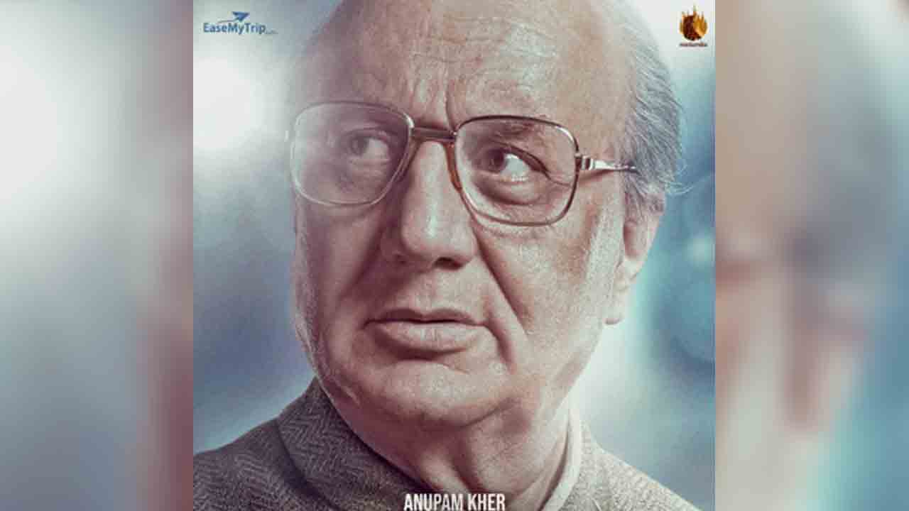 Emergency look | జేపీ రోల్లో అనుపమ్ ఖేర్..ఎమర్జెన్సీ లుక్ అవుట్