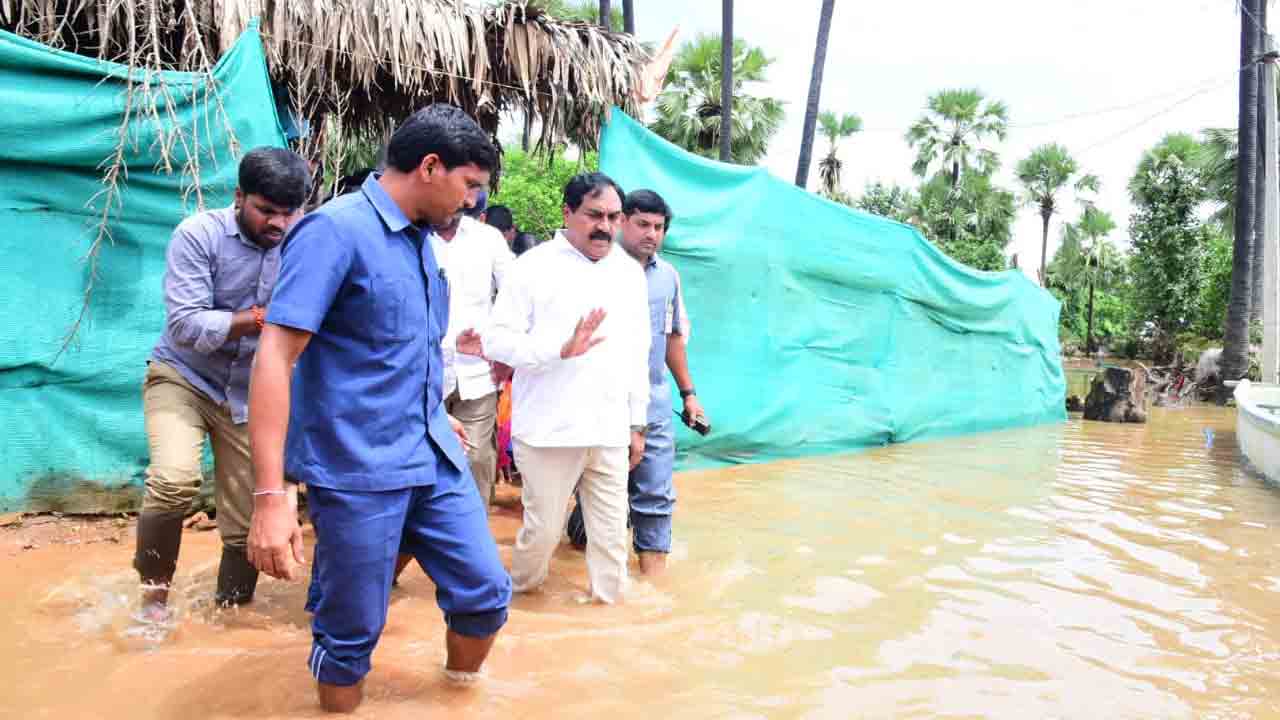 ములుగు ఏజెన్సీ ముంపు ప్రాంతాలను పరిశీలించిన మంత్రి ఎర్రబెల్లి