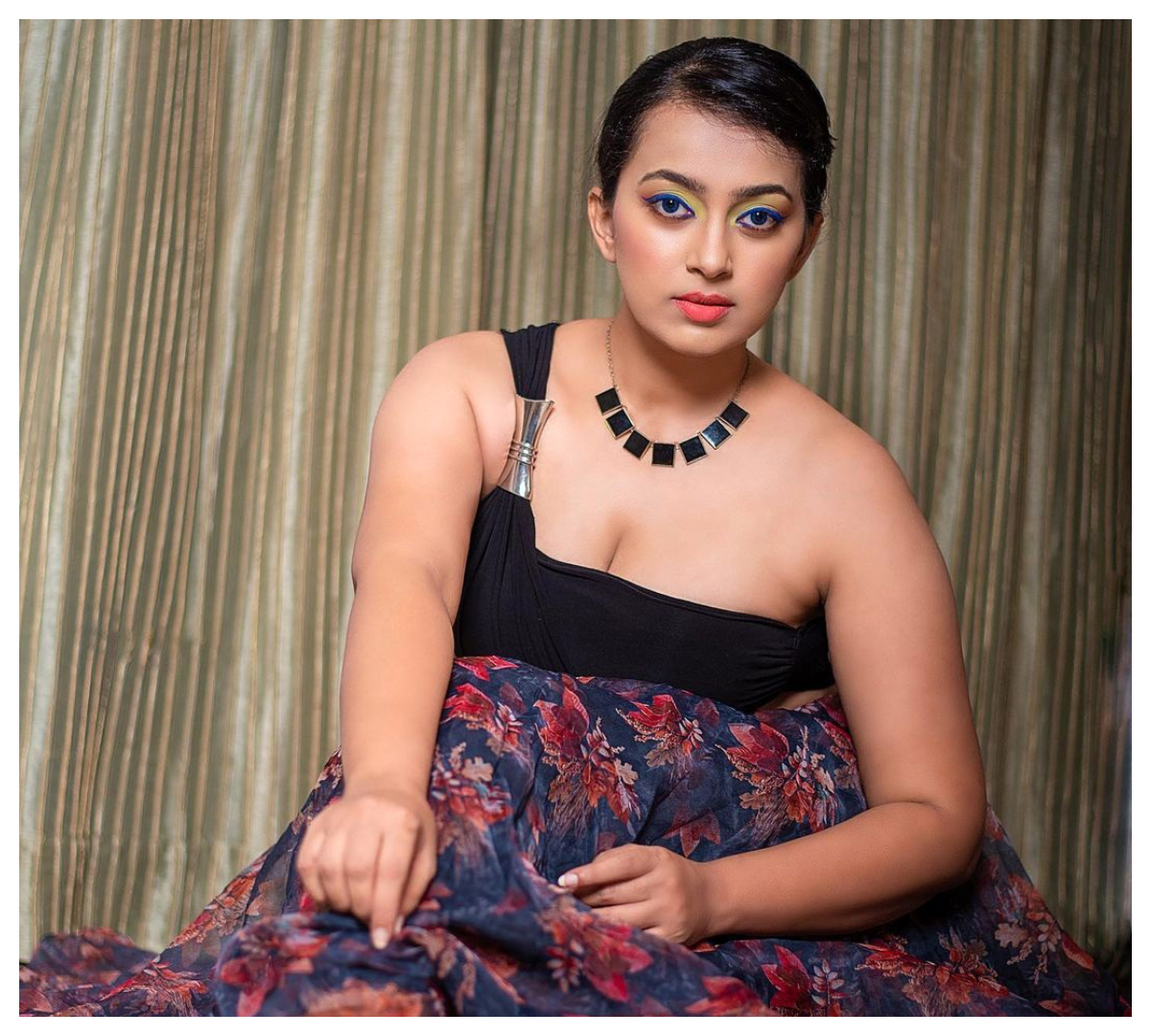 Ester Noronha | మత్తెక్కించే చూపులతో మ‌తులు పోగొడుతున్న ఎస్తేర్..