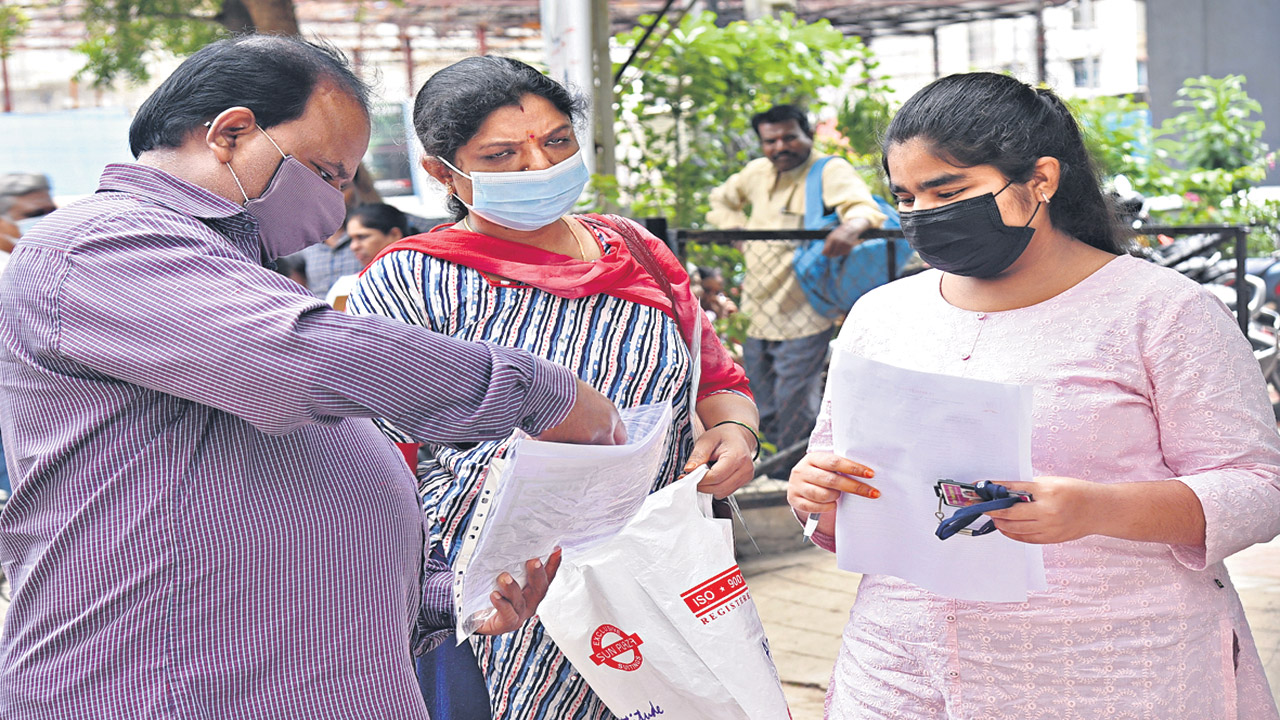 కెమిస్ట్రీ మధ్యస్తం.. గణితం కాస్త కఠినం..