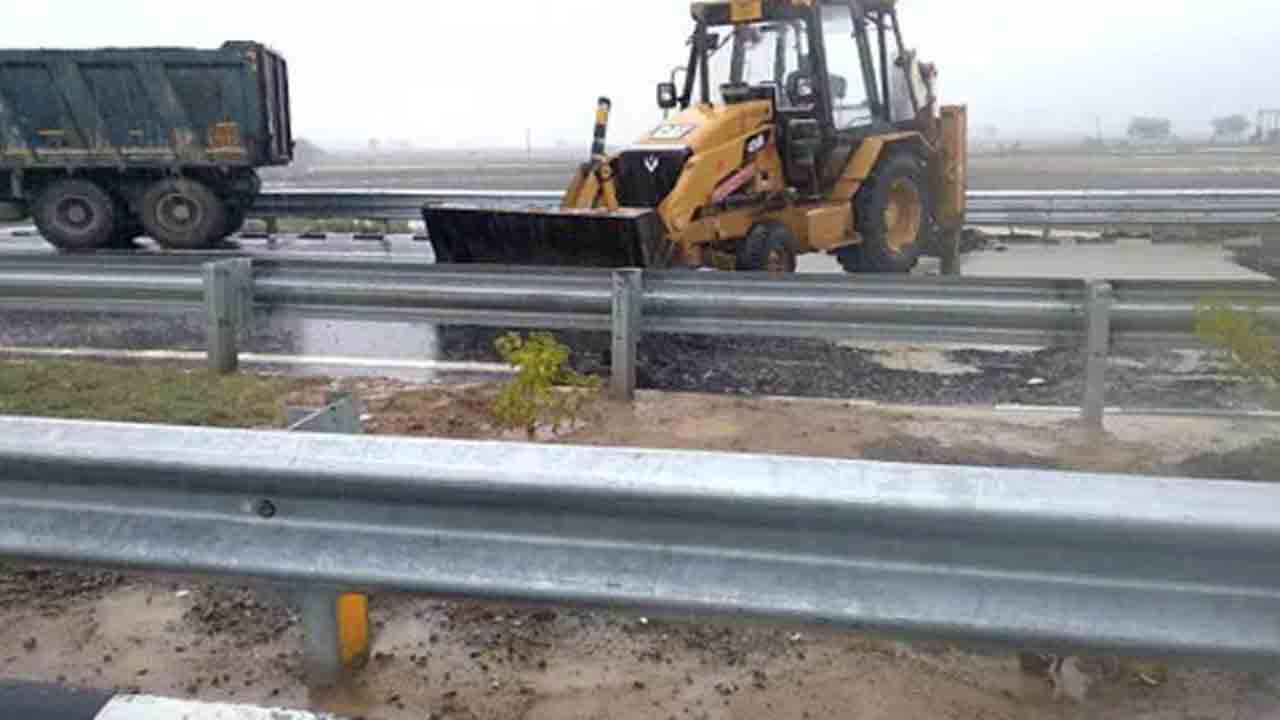 బుందేల్‌ఖండ్ ఎక్స్‌ప్రెస్‌ వేలో గుంతలు… మోదీ ప్రారంభించిన నాలుగు రోజుల్లో పాడైన రోడ్డు