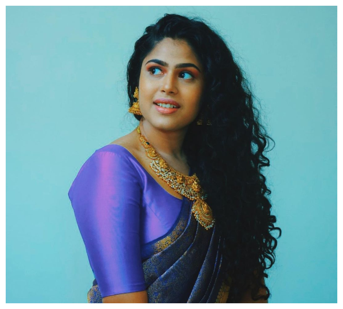 Faria Abdullah | బ్లూ క‌ల‌ర్ చీర‌లో ఫరియా అబ్దుల్లా అందాలు అద‌ర‌హో..