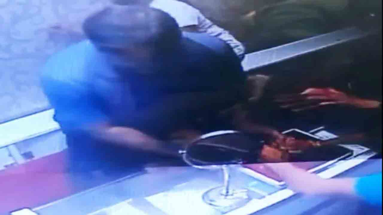 కంట్లో కారం చల్లి… నగలు దోచుకున్న తండ్రీకూతుళ్లు