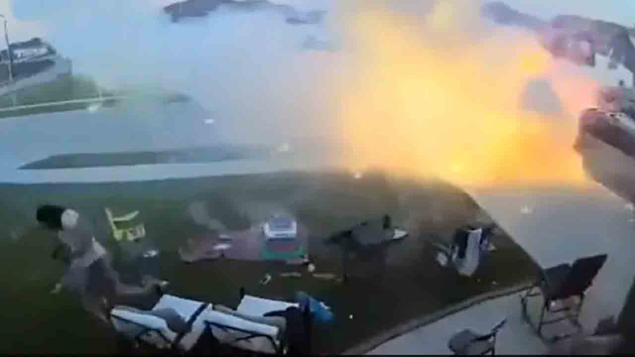 Watch: పటాకులు కాల్చి సంబరాలు చేసుకోబోయిన స్నేహితులు… ఏం జరిగిదంటే?