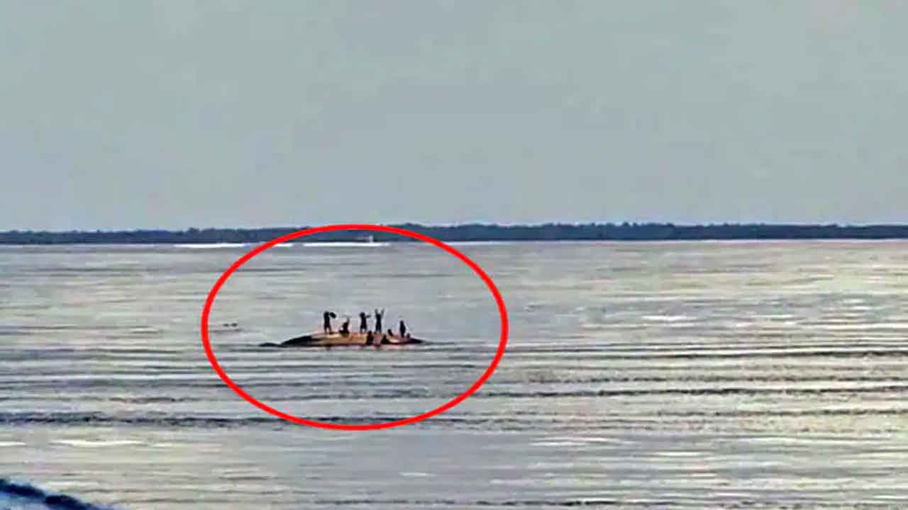 ఎస్‌ యానాం వద్ద మత్స్యకారుల బోటు బోల్తా.. రంగంలోకి మెరైన్‌ పోలీసులు