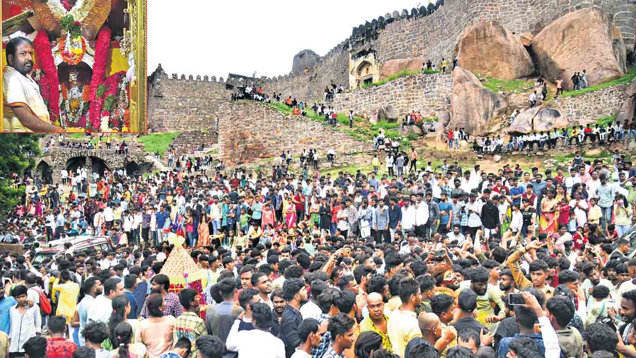 కోట మెరిసె.. భక్తులు మురిసె