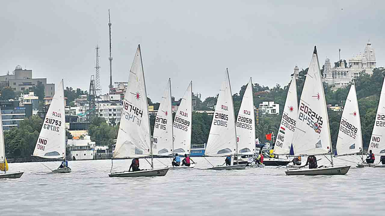 అలలపై అదరహో