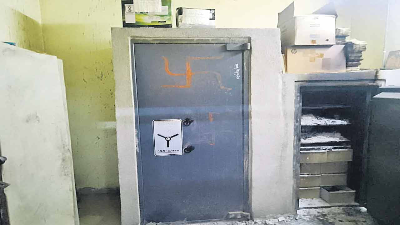 బుస్సాపూర్‌ టీజీబీలో భారీ చోరీ