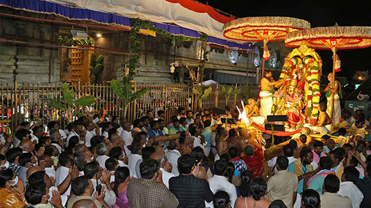 తిరుమలలో వైభవంగా పౌర్ణమి గరుడ సేవ