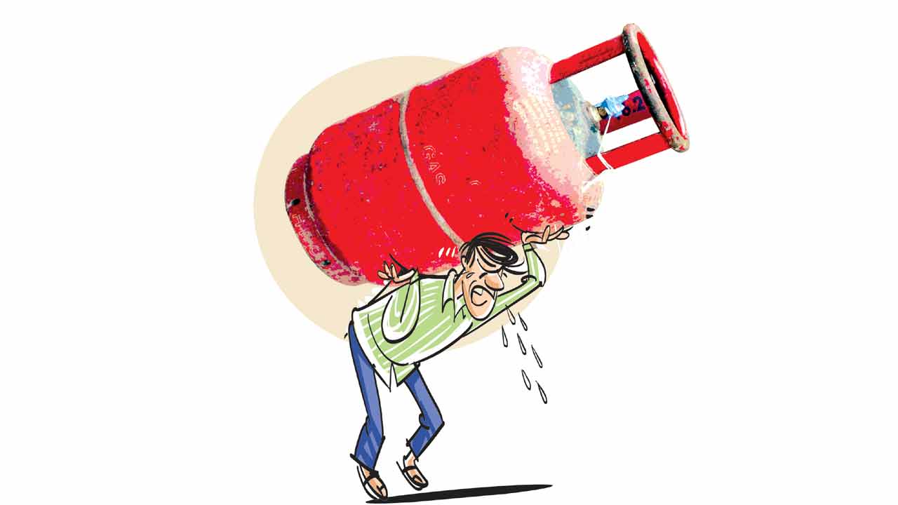 పొగ లేకున్నా కండ్లలో నీళ్లు.. రాకెట్‌ వేగంతో పెరుగుతున్న ఎల్పీజీ ధరలు