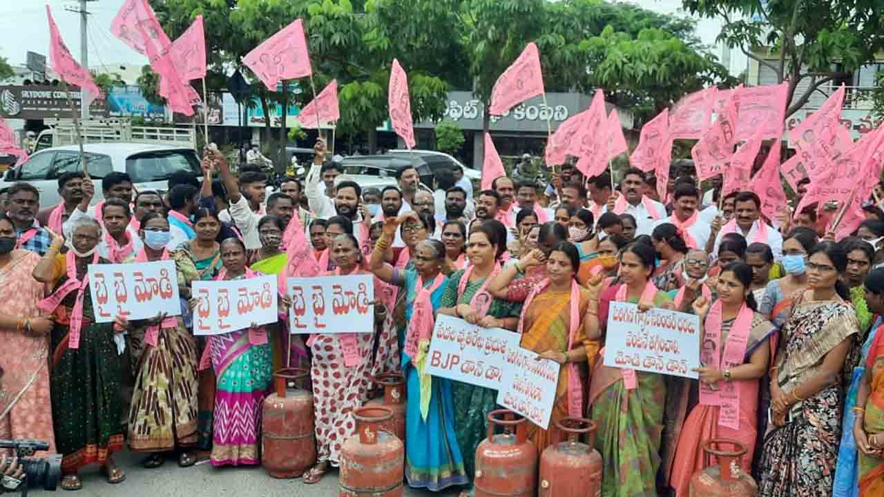 వంట గ్యాస్ ధ‌ర‌ల పెంపును నిర‌సిస్తూ టీఆర్ఎస్ పోరాటం