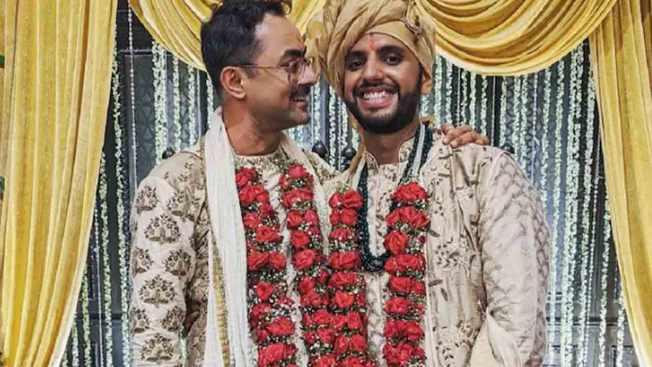 బంధువుల సమక్షంలో.. ఆడంభరంగా పెళ్లి చేసుకున్న ఇద్దరు పురుషులు