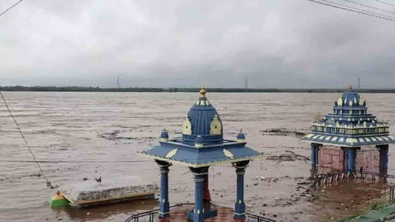 భద్రాచలం వద్ద ప్రమాదకరస్థాయిలో గోదావరి నీటిమట్టం