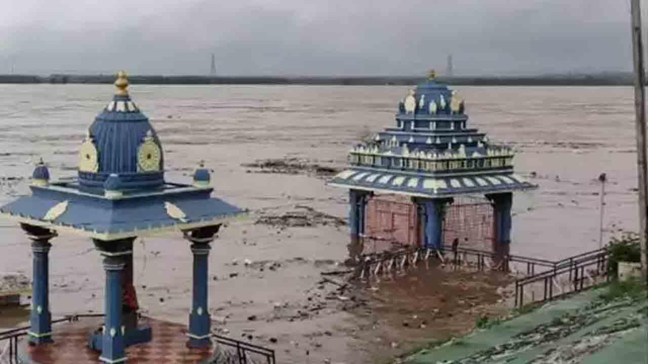 భద్రాచలం వద్ద పోటెత్తుతున్న గోదావరి.. మూడో హెచ్చరిక జారీ