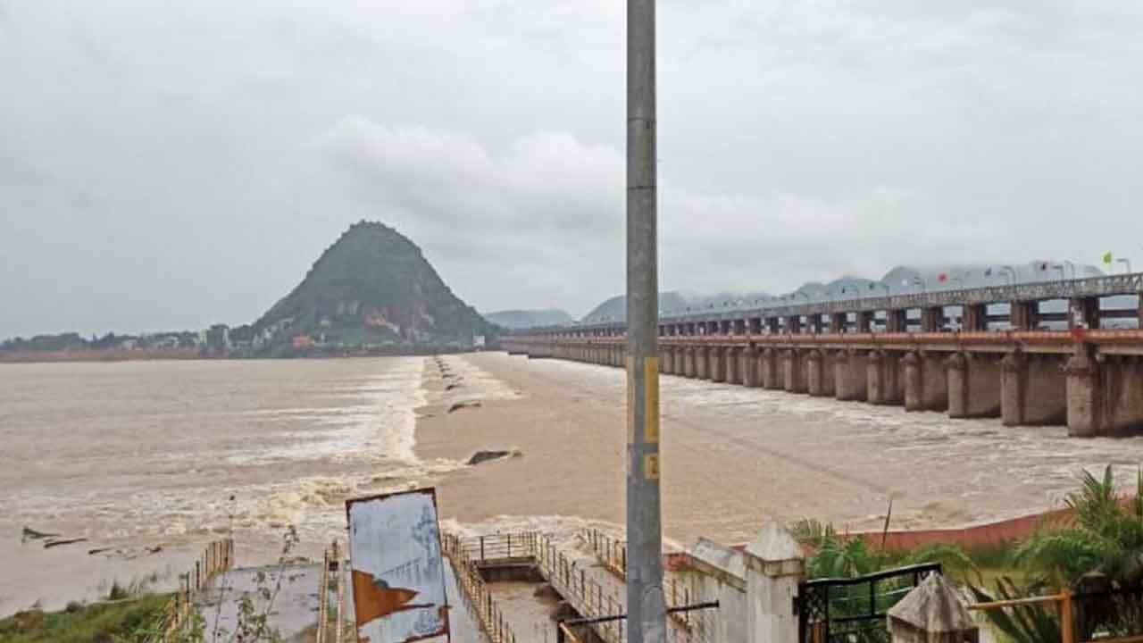 ఉద్ధృతంగా గోదావరి.. పలు జిల్లాలకు హైఅలర్ట్‌