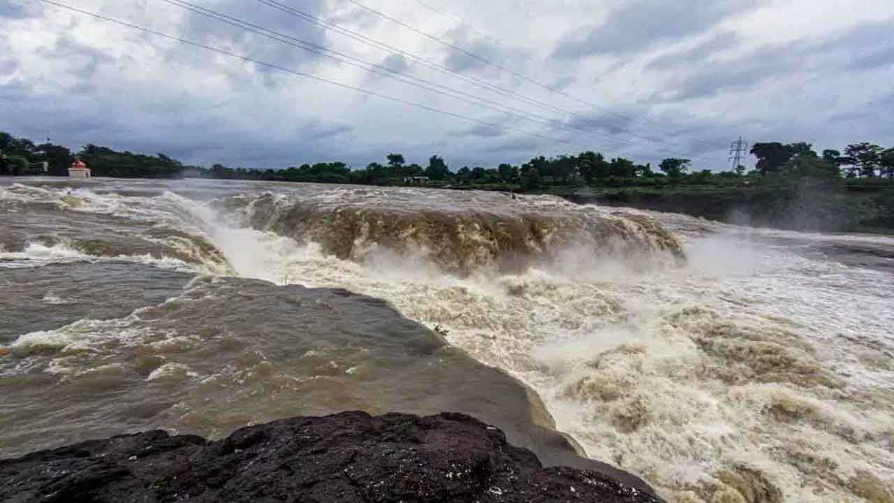 ధవళేశ్వరం వద్ద తగ్గిన గోదావరి నీటి ప్రవాహం