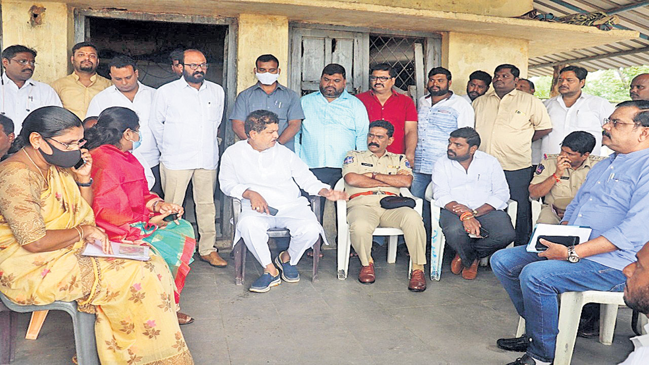 కాలనీల్లో మెరుగైన వసతుల కల్పనకు కృషి