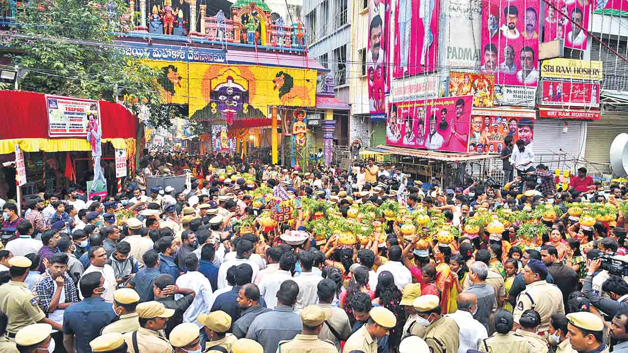 జగజ్జననీ జనవాహిని