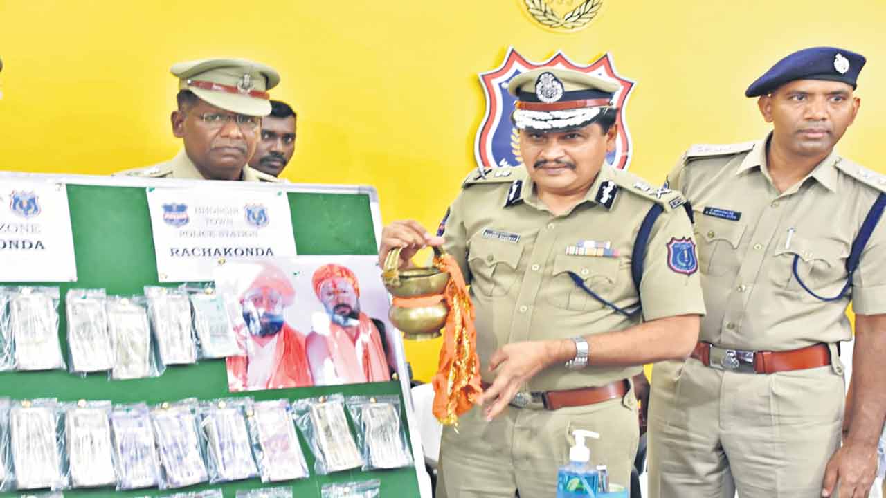 పెదవి కొరుక్కుని.. రక్తం కక్కుతారు