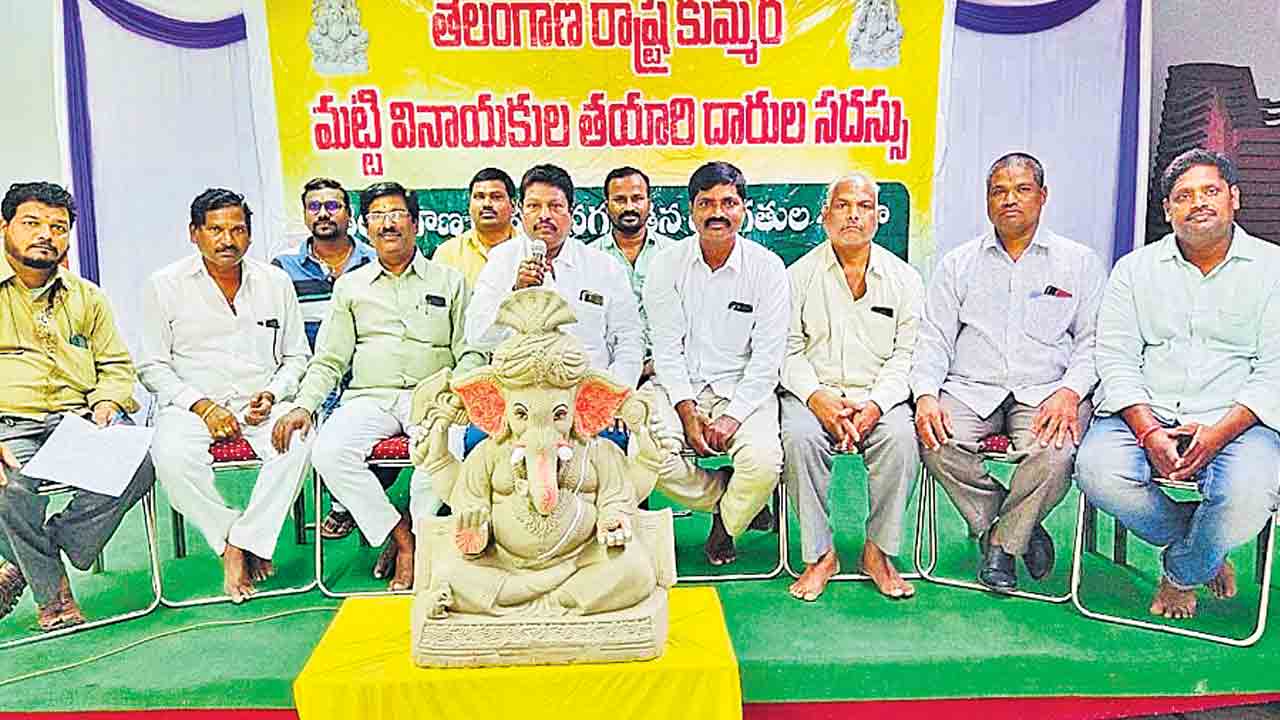 మట్టి గణపతులనే పూజిద్దాం..