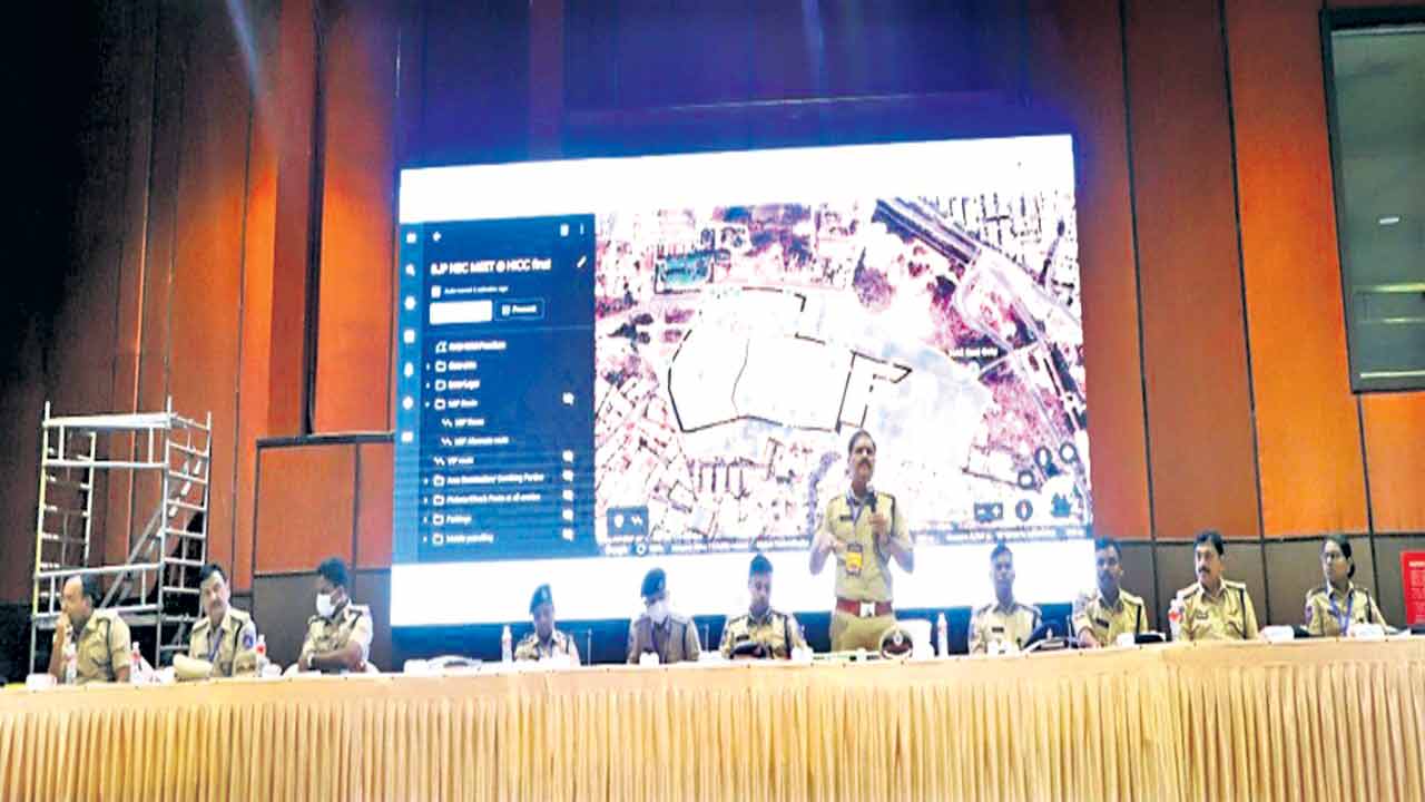 60వేల మంది పోలీసులు 600 కెమెరాలు