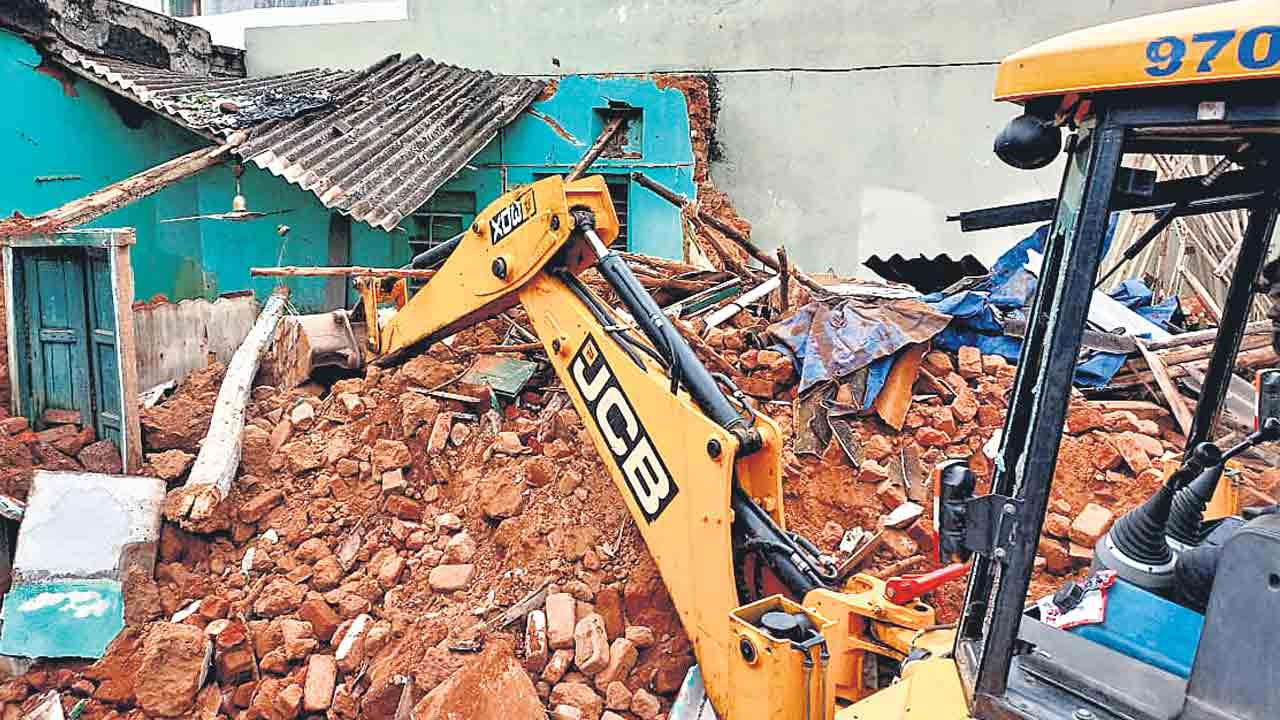 218 శిథిల భవనాల కూల్చివేత