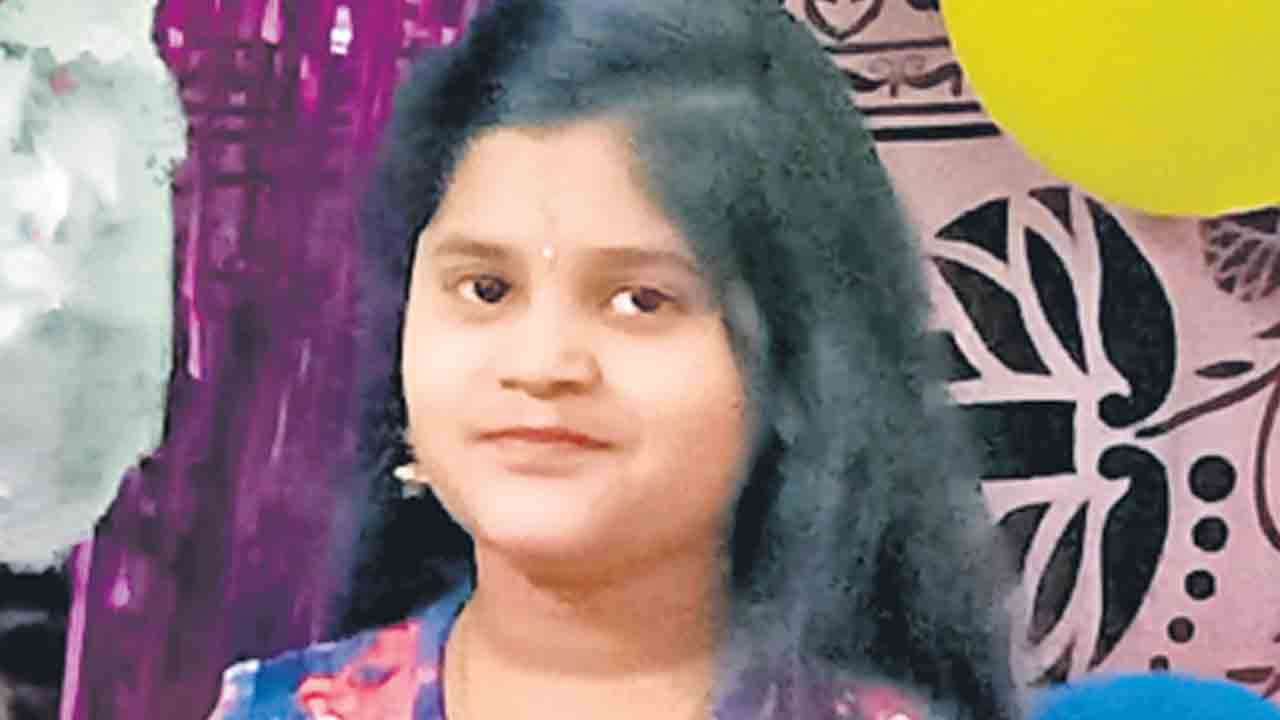 నాలుగో అంతస్తు నుంచి పడి చిన్నారి దుర్మరణం
