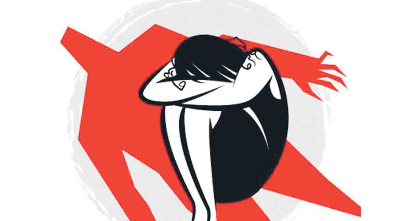 నగ్న ఫొటోలు.. ఆపై రేపిస్టు లోగో..! ఇజ్జత్‌ తీస్తుండ్రు..!