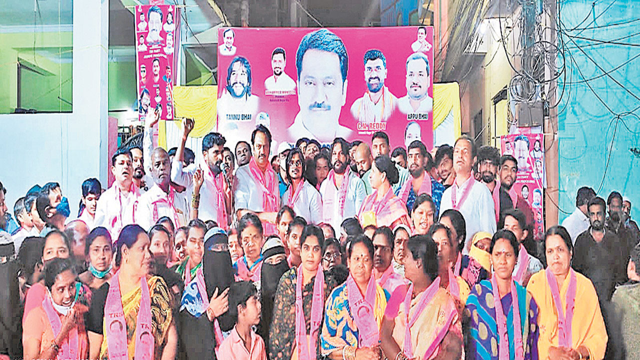 యువతను ఆకర్షిస్తున్న సంక్షేమ పథకాలు