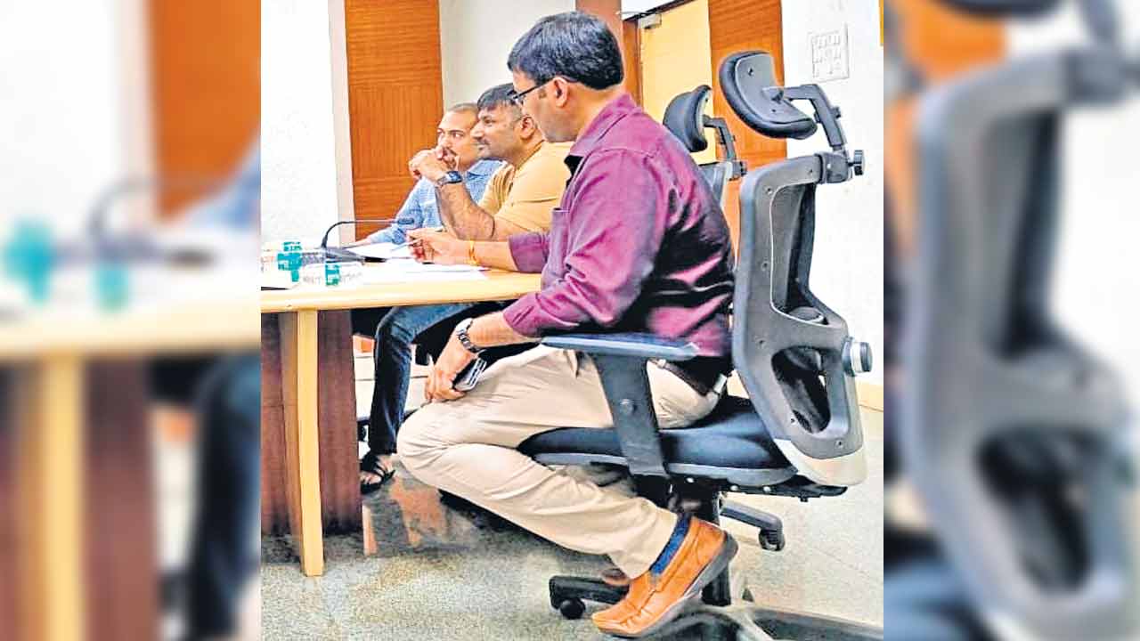 మేడ్చల్‌ కలెక్టరేట్‌లో కంట్రోల్‌రూమ్‌: కలెక్టర్‌ హరీశ్‌