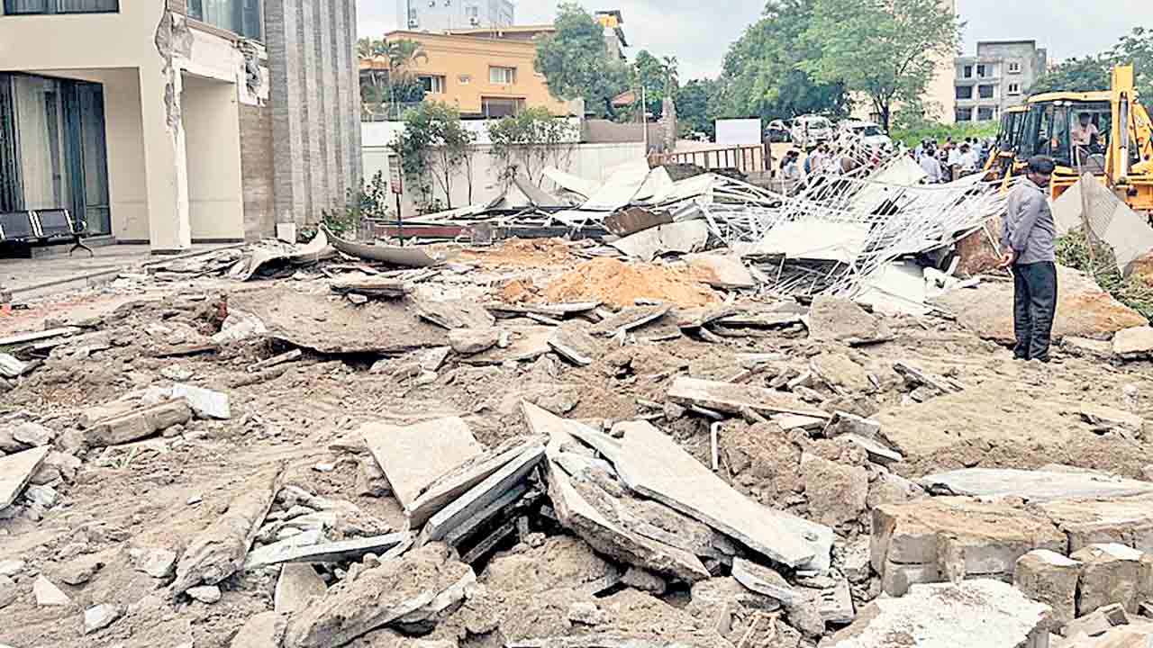 అక్రమ నిర్మాణాల కూల్చివేత