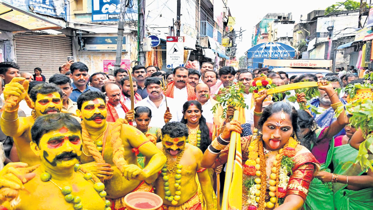 బోనమెత్తిన భక్తజనం