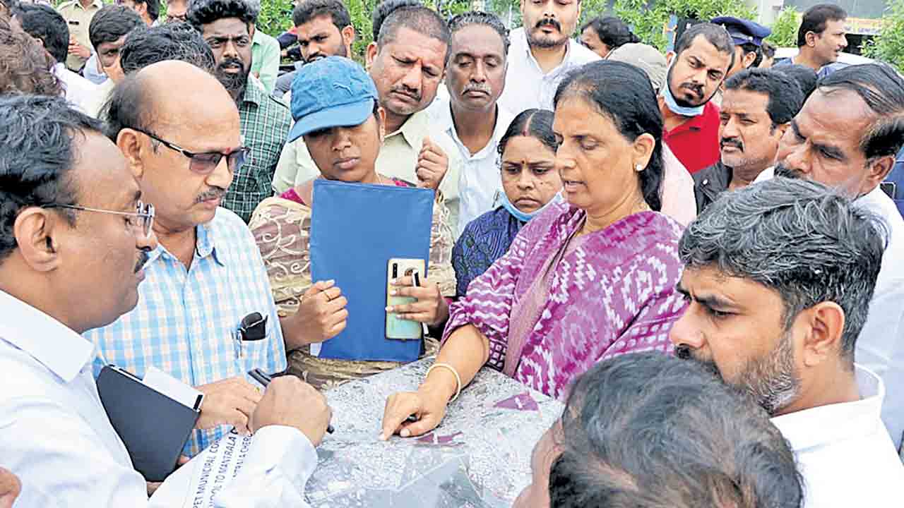 అప్రమత్తంగా ఉండాలి