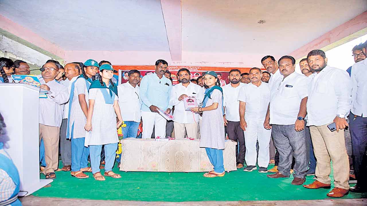 విద్యార్థులు లక్ష్యంతో ముందుకెళ్లాలి