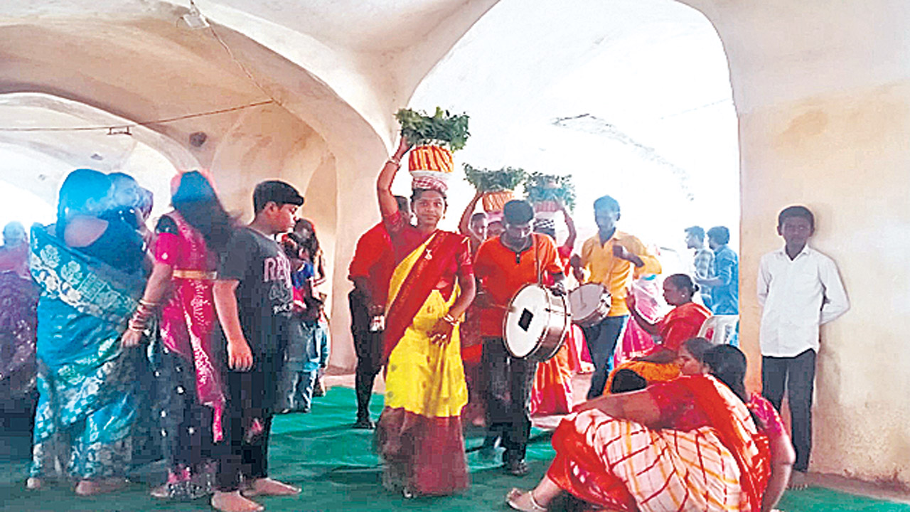 గోల్కొండలోఘనంగా ఐదో బోనం