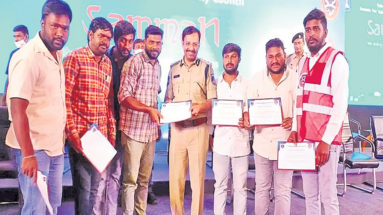 ఆపదలో.. ఆపన్న హస్తం