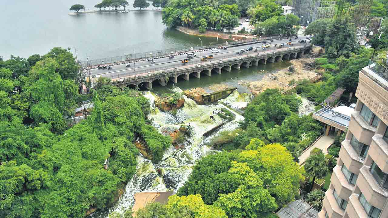 నగరం నిద్రపోతున్న వేళ.. దంచి కొట్టిన వర్షం