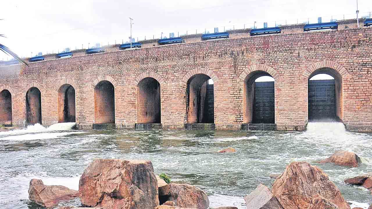 జంట జలాశయాల నుంచి..894 క్యూసెక్కుల నీరు విడుదల