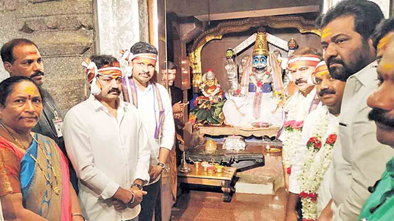 భద్రకాళి, మల్లన్నల సన్నిధిలోఎంపీ సంతోష్‌