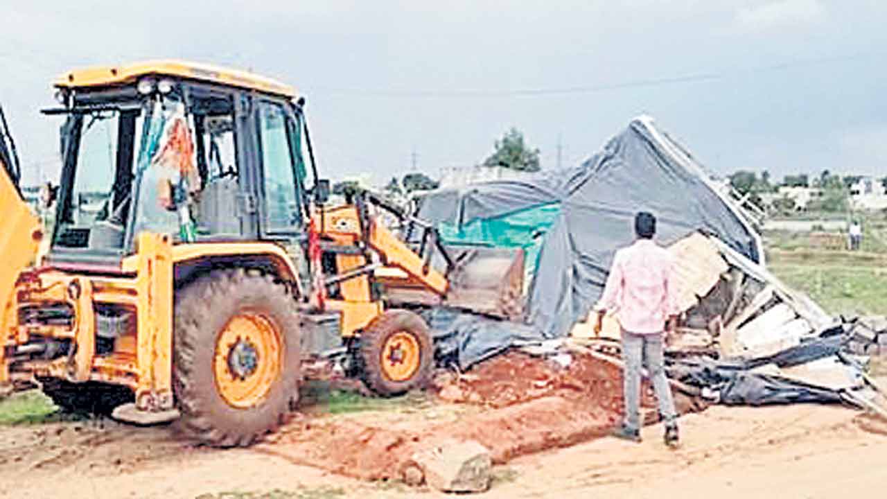 అక్రమ నిర్మాణాలు కూల్చివేత