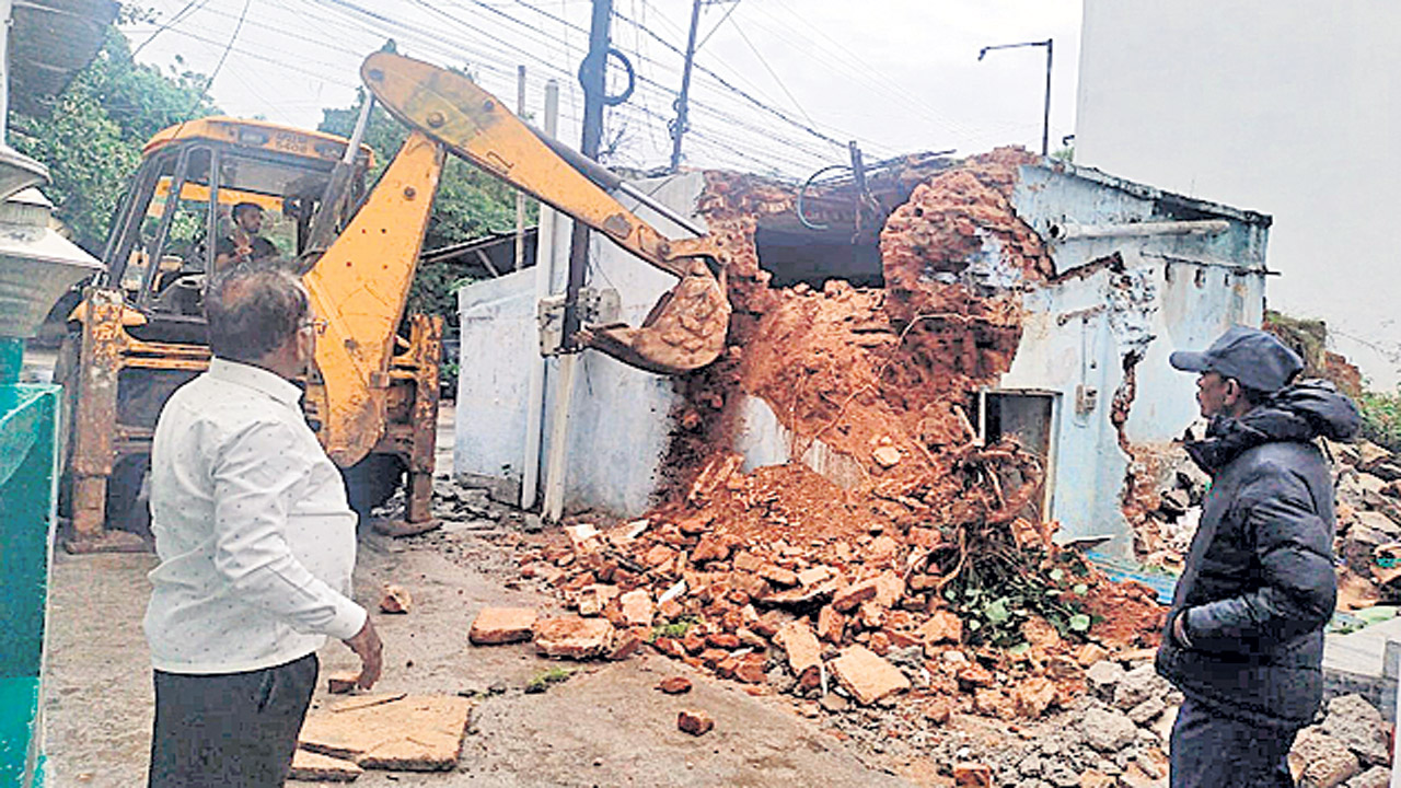 శిథిల భవనాల కూల్చివేత షురూ..