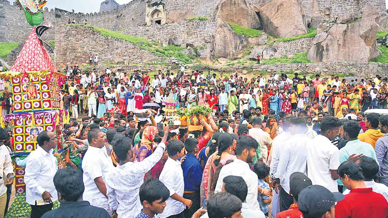కోటలో ఆరో బోనం..భక్త జనసందోహం