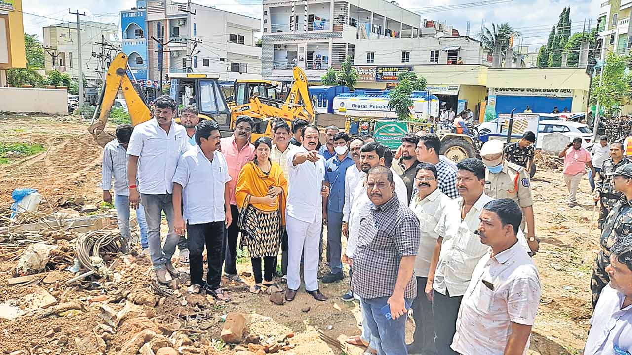 పదేండ్ల తర్వాత తీరిన పార్కు సమస్య