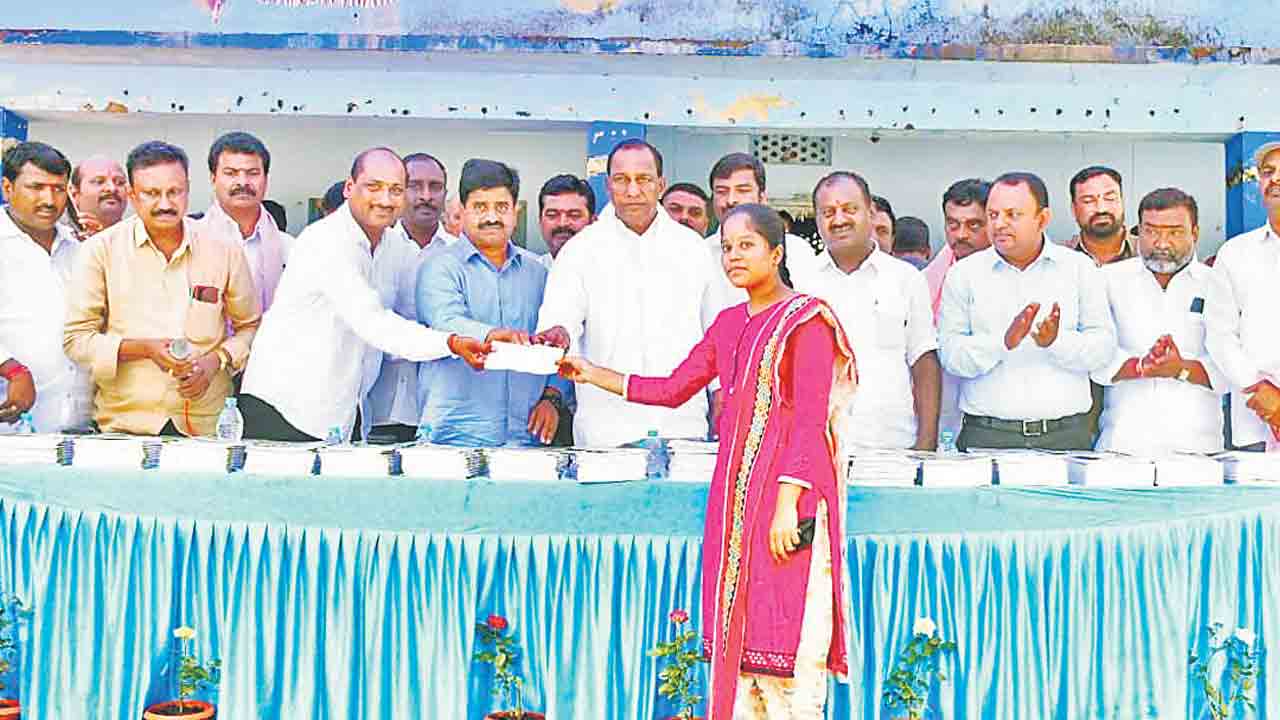 విద్యా రంగంలో తెలంగాణ దేశానికే ఆదర్శం