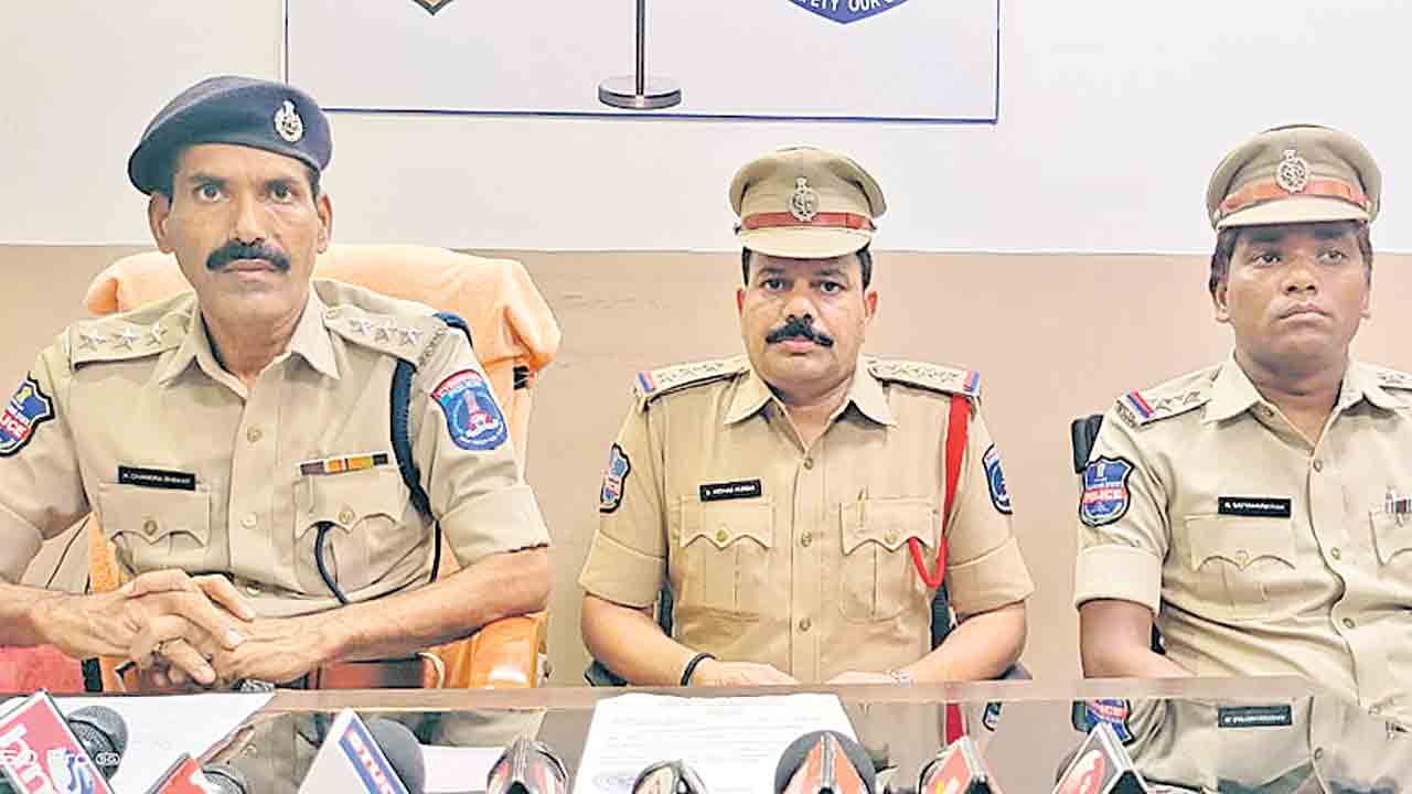 డబుల్‌ ఇండ్ల పేరిట మోసం..